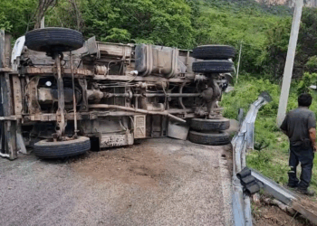 Exceso de velocidad y pavimento mojado habrían provocado el accidente.
