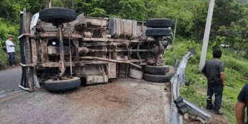 Exceso de velocidad y pavimento mojado habrían provocado el accidente.