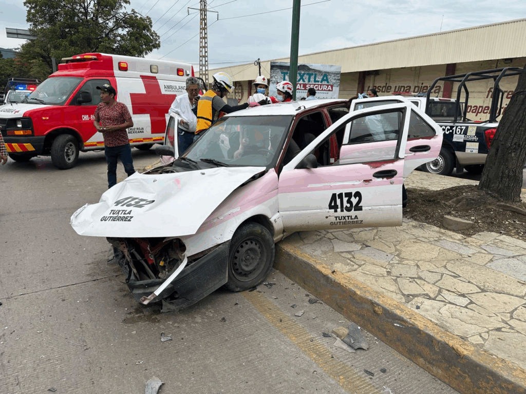 Taxi y camioneta chocaron; paramédicos atendieron a la conductora y a un copiloto.