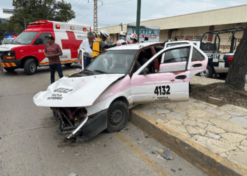 Taxi y camioneta chocaron; paramédicos atendieron a la conductora y a un copiloto.