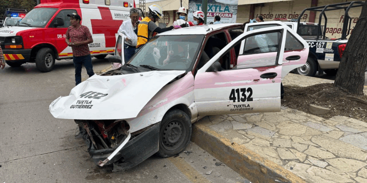Taxi y camioneta chocaron; paramédicos atendieron a la conductora y a un copiloto.