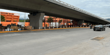 Autoridades liberaron la zona ocupada por familias en situación de movilidad desde hace varios meses debajo del puente de la Torre Chiapas.