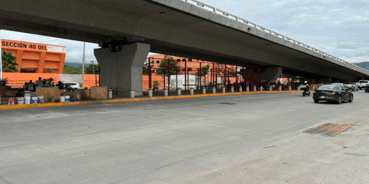 Autoridades liberaron la zona ocupada por familias en situación de movilidad desde hace varios meses debajo del puente de la Torre Chiapas.