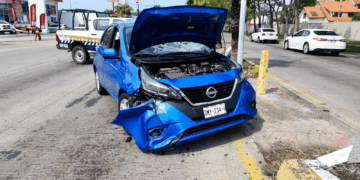 El March azul terminó impactado contra estructuras metálicas tras el choque provocado por un corte de circulación.