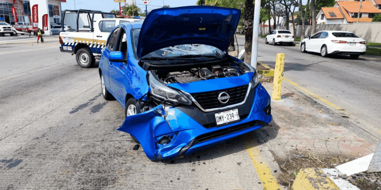 El March azul terminó impactado contra estructuras metálicas tras el choque provocado por un corte de circulación.