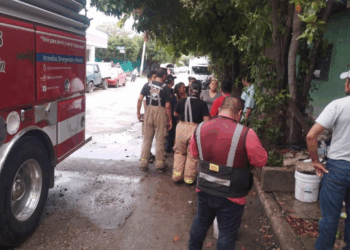 Un cortocircuito habría originado el incendio que movilizó a bomberos en Tuxtla.