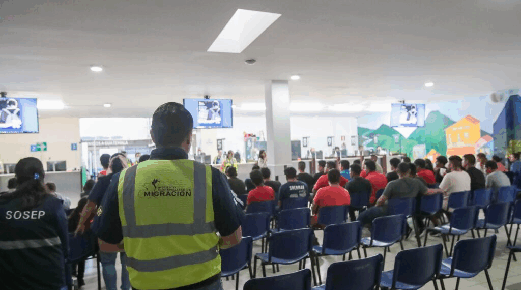 Guatemala recibió a cientos de personas en vuelos desde EE. UU.; la mayoría eran hombres adultos.