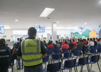 Guatemala recibió a cientos de personas en vuelos desde EE. UU.; la mayoría eran hombres adultos.