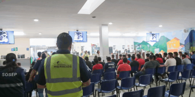 Guatemala recibió a cientos de personas en vuelos desde EE. UU.; la mayoría eran hombres adultos.