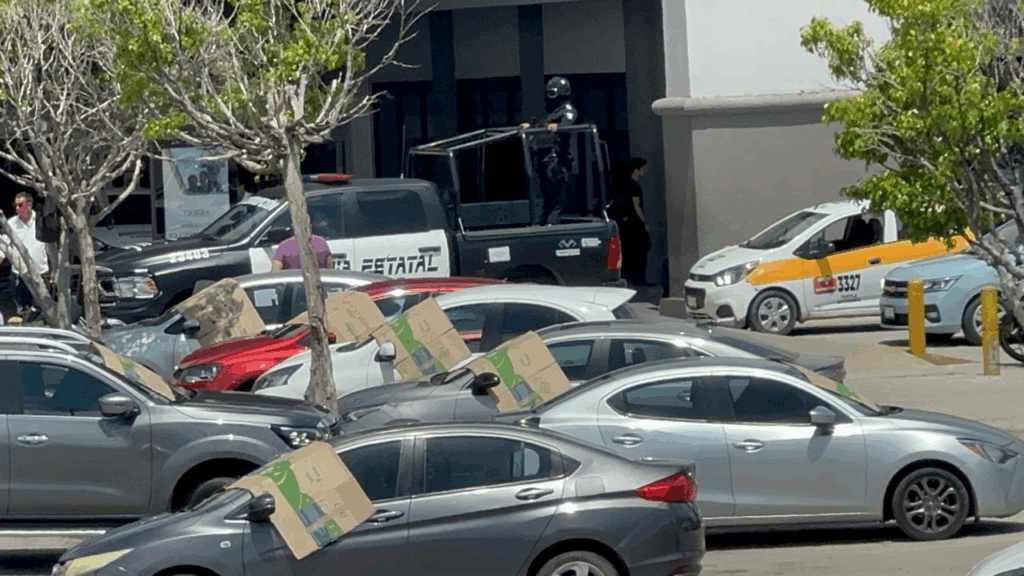 Sujetos armados interceptaron a la víctima en el estacionamiento tras un retiro bancario.