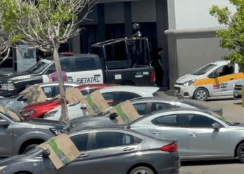 Sujetos armados interceptaron a la víctima en el estacionamiento tras un retiro bancario.