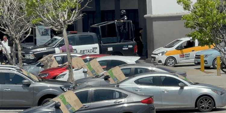 Sujetos armados interceptaron a la víctima en el estacionamiento tras un retiro bancario.