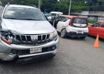 Camioneta Mitsubishi y Kia Soul impactaron tras una maniobra imprudente.