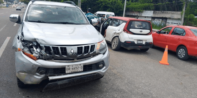 Camioneta Mitsubishi y Kia Soul impactaron tras una maniobra imprudente.