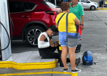 El accidente ocurrió en el centro de Tuxtla; autoridades buscan al conductor.