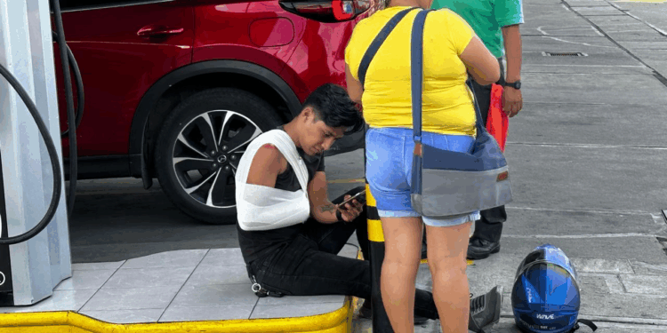 El accidente ocurrió en el centro de Tuxtla; autoridades buscan al conductor.