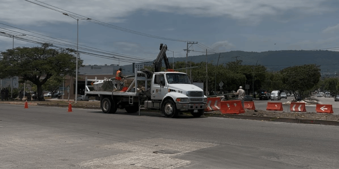 Obra nocturna y sin consulta ciudadana genera molestia vecinal.