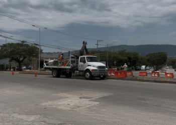 Obra nocturna y sin consulta ciudadana genera molestia vecinal.