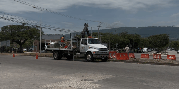 Obra nocturna y sin consulta ciudadana genera molestia vecinal.