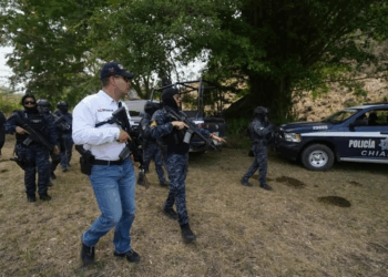 Tras el asesinato de cinco policías en Frontera Comalapa, se desplegó un megaoperativo con apoyo de Guatemala. El gobernador Eduardo Ramírez advirtió: “Eso se acabó, no volverá la violencia a Chiapas”.
