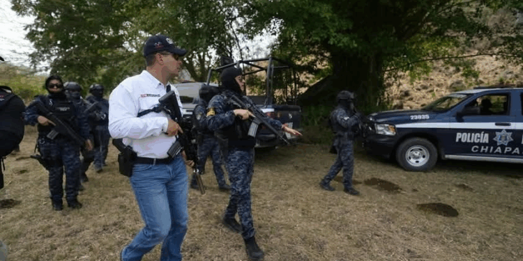 Tras el asesinato de cinco policías en Frontera Comalapa, se desplegó un megaoperativo con apoyo de Guatemala. El gobernador Eduardo Ramírez advirtió: “Eso se acabó, no volverá la violencia a Chiapas”.