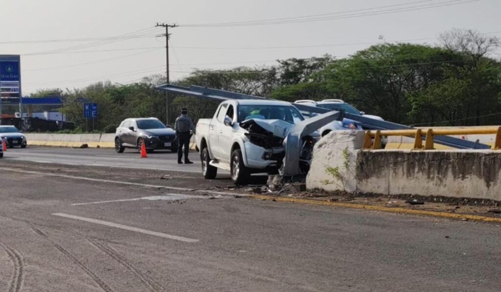 Del impacto, el letrero cayó encima de la propia unidad