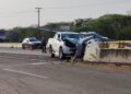 Del impacto, el letrero cayó encima de la propia unidad