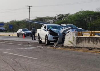 Del impacto, el letrero cayó encima de la propia unidad