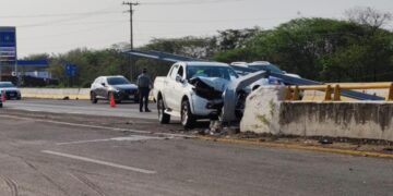 Del impacto, el letrero cayó encima de la propia unidad