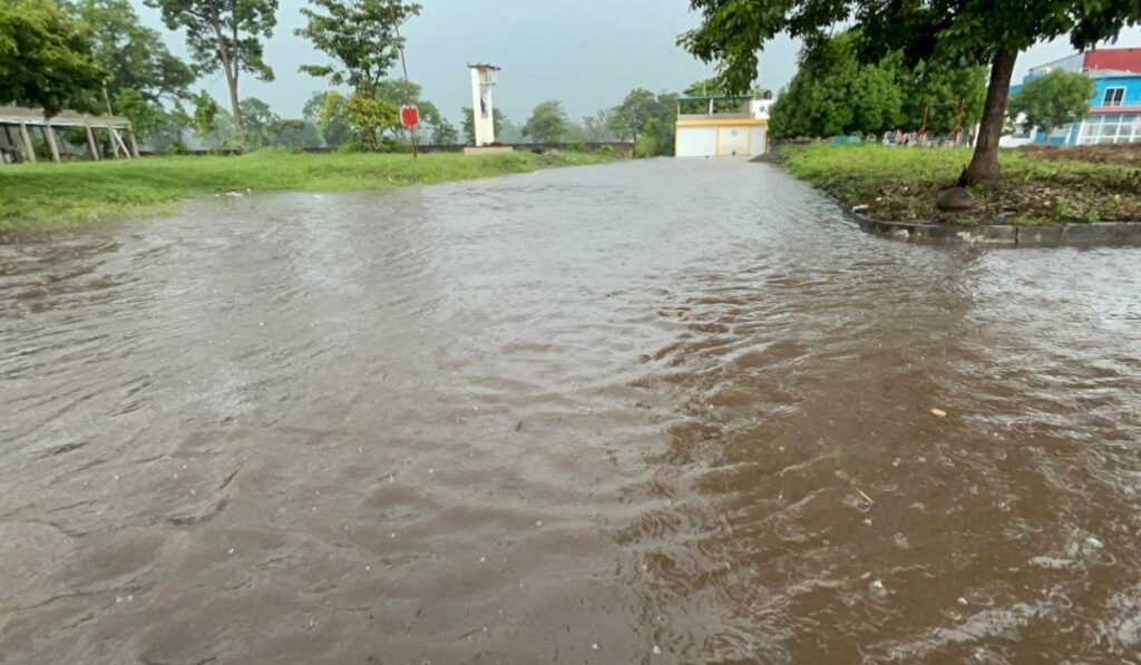 Fuertes precipitaciones provocaron brotes de drenaje y calles convertidas en ríos este lunes.