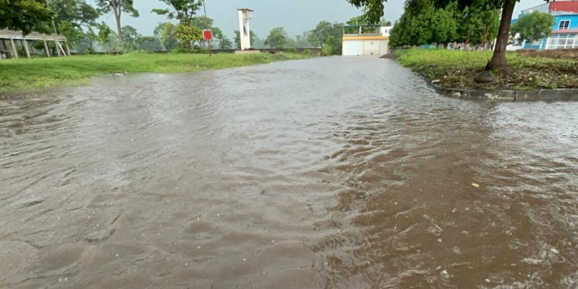 Fuertes precipitaciones provocaron brotes de drenaje y calles convertidas en ríos este lunes.