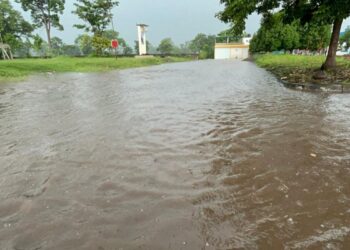 Fuertes precipitaciones provocaron brotes de drenaje y calles convertidas en ríos este lunes.
