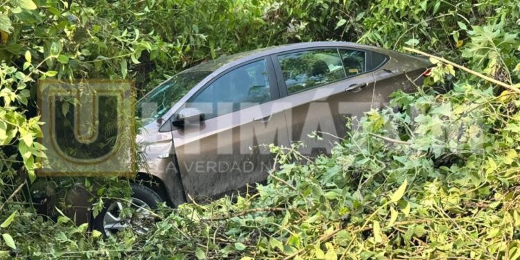 El piloto y copiloto resultaron ilesos del accidente.