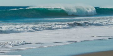 Oleaje alcanzará hasta 2.74 metros; llaman a extremar precauciones y seguir indicaciones oficiales.
