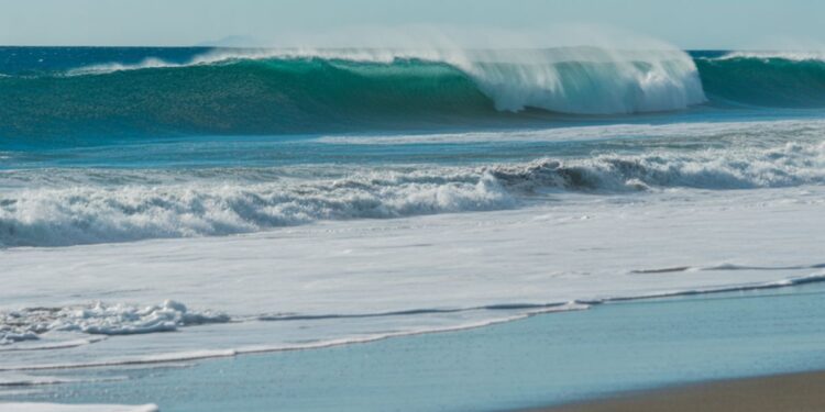 Oleaje alcanzará hasta 2.74 metros; llaman a extremar precauciones y seguir indicaciones oficiales.