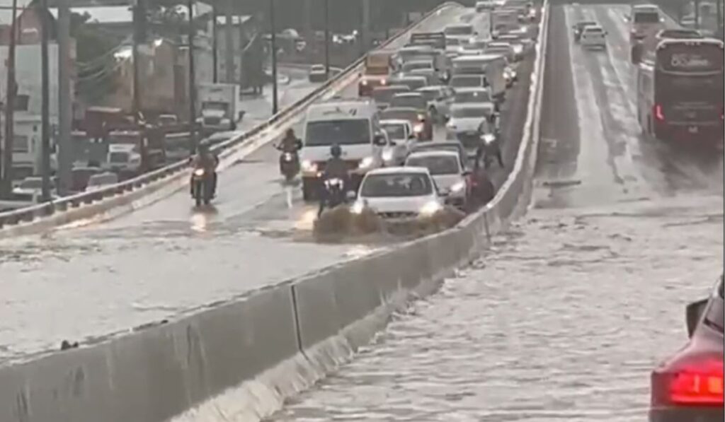 Se inundaron los carriles superiores del paso a desnivel en Plan de Ayala tras fuerte tormenta.