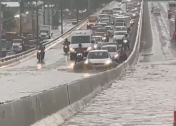 Se inundaron los carriles superiores del paso a desnivel en Plan de Ayala tras fuerte tormenta.