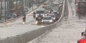 Se inundaron los carriles superiores del paso a desnivel en Plan de Ayala tras fuerte tormenta.