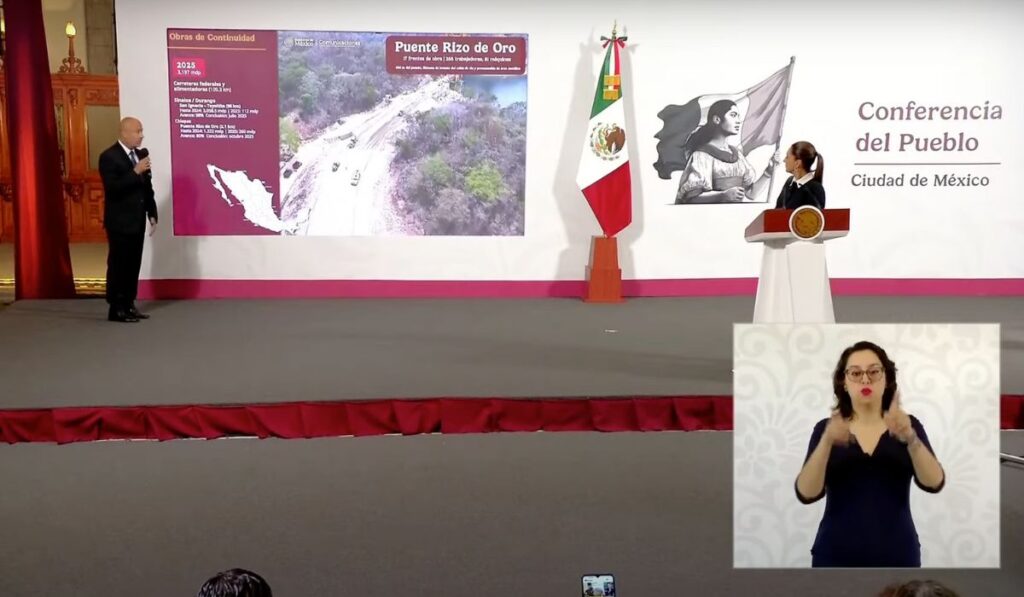 Puente Rizo de Oro estará listo en octubre La SICT confirmó que el montaje de la estructura metálica iniciará en las próximas semanas. Eric Ordóñez/Ultimátum CDMX El Gobierno Federal, a través de la Secretaría de Infraestructura, Comunicaciones y Transportes (SICT), confirmó que el Puente Rizo de Oro, ubicado en Chiapas, se encuentra en fase final de preparación para iniciar el montaje de su estructura metálica. La obra, que forma parte de un plan nacional de infraestructura, será concluida en octubre de 2025. Durante una presentación oficial encabezada por el titular de la SICT, Jesús Antonio Esteva Medina, se detalló que el puente tiene una longitud de 400 metros y, junto con sus accesos, abarcará dos kilómetros. El diseño contempla una estructura en arco, cuyo cableado ya fue tensado, y se espera que los gatos hidráulicos para el montaje sean colocados en breve. “Ya estamos por iniciar los montajes. La estructura metálica está concluida. Se trata de una obra de gran importancia para la conectividad regional”, explicó Esteva Medina, destacando el avance significativo del proyecto. El Puente Rizo de Oro es una de las múltiples obras de infraestructura que el Gobierno de México impulsa a lo largo del país, como parte de los diez ejes prioritarios para el fortalecimiento del transporte terrestre. Estos incluyen caminos, viaductos y autopistas en regiones clave como Guerrero, Oaxaca, Veracruz, Sonora y el Estado de México. En total, para el año 2025 se contempla una inversión pública de más de 53 mil millones de pesos en infraestructura, con énfasis en conservación de carreteras, caminos artesanales, puentes, y modernización de tramos estratégicos. En Chiapas, esta inversión se refleja en proyectos como el Rizo de Oro, cuya conclusión mejorará la movilidad, el desarrollo económico y la conexión interestatal. La obra, que también representa un reto técnico por su diseño estructural, se ejecuta dentro del marco del Programa General Lázaro Cárdenas del Río, el cual busca atender regiones históricamente marginadas con obras funcionales, sostenibles y de alto impacto social.