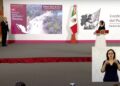 Puente Rizo de Oro estará listo en octubre La SICT confirmó que el montaje de la estructura metálica iniciará en las próximas semanas. Eric Ordóñez/Ultimátum CDMX El Gobierno Federal, a través de la Secretaría de Infraestructura, Comunicaciones y Transportes (SICT), confirmó que el Puente Rizo de Oro, ubicado en Chiapas, se encuentra en fase final de preparación para iniciar el montaje de su estructura metálica. La obra, que forma parte de un plan nacional de infraestructura, será concluida en octubre de 2025. Durante una presentación oficial encabezada por el titular de la SICT, Jesús Antonio Esteva Medina, se detalló que el puente tiene una longitud de 400 metros y, junto con sus accesos, abarcará dos kilómetros. El diseño contempla una estructura en arco, cuyo cableado ya fue tensado, y se espera que los gatos hidráulicos para el montaje sean colocados en breve. “Ya estamos por iniciar los montajes. La estructura metálica está concluida. Se trata de una obra de gran importancia para la conectividad regional”, explicó Esteva Medina, destacando el avance significativo del proyecto. El Puente Rizo de Oro es una de las múltiples obras de infraestructura que el Gobierno de México impulsa a lo largo del país, como parte de los diez ejes prioritarios para el fortalecimiento del transporte terrestre. Estos incluyen caminos, viaductos y autopistas en regiones clave como Guerrero, Oaxaca, Veracruz, Sonora y el Estado de México. En total, para el año 2025 se contempla una inversión pública de más de 53 mil millones de pesos en infraestructura, con énfasis en conservación de carreteras, caminos artesanales, puentes, y modernización de tramos estratégicos. En Chiapas, esta inversión se refleja en proyectos como el Rizo de Oro, cuya conclusión mejorará la movilidad, el desarrollo económico y la conexión interestatal. La obra, que también representa un reto técnico por su diseño estructural, se ejecuta dentro del marco del Programa General Lázaro Cárdenas del Río, el cual busca atender regiones históricamente marginadas con obras funcionales, sostenibles y de alto impacto social.