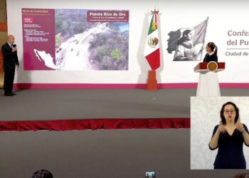 Puente Rizo de Oro estará listo en octubre La SICT confirmó que el montaje de la estructura metálica iniciará en las próximas semanas. Eric Ordóñez/Ultimátum CDMX El Gobierno Federal, a través de la Secretaría de Infraestructura, Comunicaciones y Transportes (SICT), confirmó que el Puente Rizo de Oro, ubicado en Chiapas, se encuentra en fase final de preparación para iniciar el montaje de su estructura metálica. La obra, que forma parte de un plan nacional de infraestructura, será concluida en octubre de 2025. Durante una presentación oficial encabezada por el titular de la SICT, Jesús Antonio Esteva Medina, se detalló que el puente tiene una longitud de 400 metros y, junto con sus accesos, abarcará dos kilómetros. El diseño contempla una estructura en arco, cuyo cableado ya fue tensado, y se espera que los gatos hidráulicos para el montaje sean colocados en breve. “Ya estamos por iniciar los montajes. La estructura metálica está concluida. Se trata de una obra de gran importancia para la conectividad regional”, explicó Esteva Medina, destacando el avance significativo del proyecto. El Puente Rizo de Oro es una de las múltiples obras de infraestructura que el Gobierno de México impulsa a lo largo del país, como parte de los diez ejes prioritarios para el fortalecimiento del transporte terrestre. Estos incluyen caminos, viaductos y autopistas en regiones clave como Guerrero, Oaxaca, Veracruz, Sonora y el Estado de México. En total, para el año 2025 se contempla una inversión pública de más de 53 mil millones de pesos en infraestructura, con énfasis en conservación de carreteras, caminos artesanales, puentes, y modernización de tramos estratégicos. En Chiapas, esta inversión se refleja en proyectos como el Rizo de Oro, cuya conclusión mejorará la movilidad, el desarrollo económico y la conexión interestatal. La obra, que también representa un reto técnico por su diseño estructural, se ejecuta dentro del marco del Programa General Lázaro Cárdenas del Río, el cual busca atender regiones históricamente marginadas con obras funcionales, sostenibles y de alto impacto social.