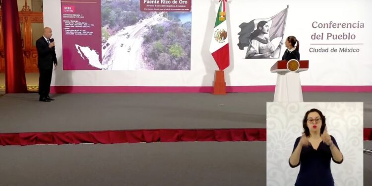 Puente Rizo de Oro estará listo en octubre La SICT confirmó que el montaje de la estructura metálica iniciará en las próximas semanas. Eric Ordóñez/Ultimátum CDMX El Gobierno Federal, a través de la Secretaría de Infraestructura, Comunicaciones y Transportes (SICT), confirmó que el Puente Rizo de Oro, ubicado en Chiapas, se encuentra en fase final de preparación para iniciar el montaje de su estructura metálica. La obra, que forma parte de un plan nacional de infraestructura, será concluida en octubre de 2025. Durante una presentación oficial encabezada por el titular de la SICT, Jesús Antonio Esteva Medina, se detalló que el puente tiene una longitud de 400 metros y, junto con sus accesos, abarcará dos kilómetros. El diseño contempla una estructura en arco, cuyo cableado ya fue tensado, y se espera que los gatos hidráulicos para el montaje sean colocados en breve. “Ya estamos por iniciar los montajes. La estructura metálica está concluida. Se trata de una obra de gran importancia para la conectividad regional”, explicó Esteva Medina, destacando el avance significativo del proyecto. El Puente Rizo de Oro es una de las múltiples obras de infraestructura que el Gobierno de México impulsa a lo largo del país, como parte de los diez ejes prioritarios para el fortalecimiento del transporte terrestre. Estos incluyen caminos, viaductos y autopistas en regiones clave como Guerrero, Oaxaca, Veracruz, Sonora y el Estado de México. En total, para el año 2025 se contempla una inversión pública de más de 53 mil millones de pesos en infraestructura, con énfasis en conservación de carreteras, caminos artesanales, puentes, y modernización de tramos estratégicos. En Chiapas, esta inversión se refleja en proyectos como el Rizo de Oro, cuya conclusión mejorará la movilidad, el desarrollo económico y la conexión interestatal. La obra, que también representa un reto técnico por su diseño estructural, se ejecuta dentro del marco del Programa General Lázaro Cárdenas del Río, el cual busca atender regiones históricamente marginadas con obras funcionales, sostenibles y de alto impacto social.