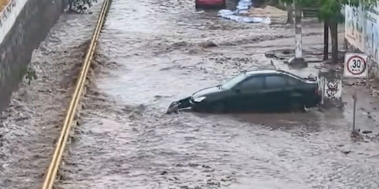 El caos urbano en Tuxtla crece por lluvias que superan la capacidad de respuesta del Ayuntamiento.