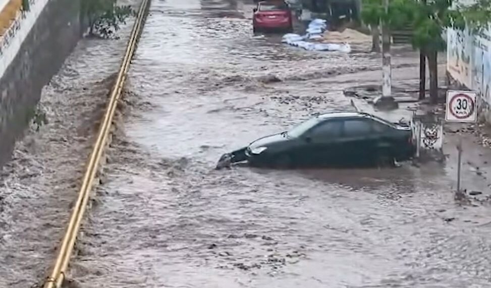 El caos urbano en Tuxtla crece por lluvias que superan la capacidad de respuesta del Ayuntamiento.