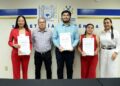 Autoridades entregaron el galardón a los tres egresados por su alto rendimiento.