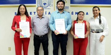 Autoridades entregaron el galardón a los tres egresados por su alto rendimiento.