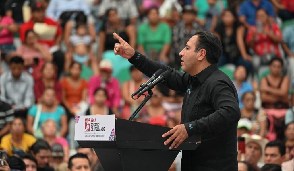 Eduardo Ramírez encabezó apoyos en programas de alfabetización y recorrió el Centro de Justicia para las Mujeres.
