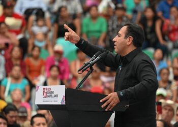 Eduardo Ramírez encabezó apoyos en programas de alfabetización y recorrió el Centro de Justicia para las Mujeres.