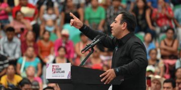 Eduardo Ramírez encabezó apoyos en programas de alfabetización y recorrió el Centro de Justicia para las Mujeres.