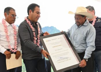 Gobernador entregó certificado y ofreció respaldo a conservación y conectividad.
